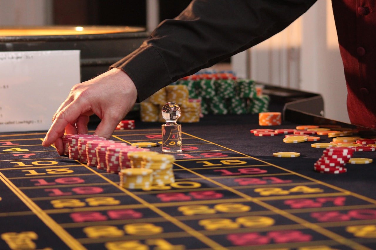 Dealer live casino asli bermain dengan pemain di platform wlatogel
